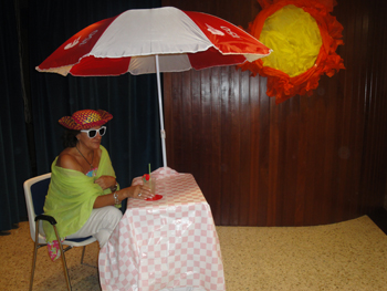 Con un cóctel en la mano, fue haciendo las presentaciones de todos los monitores y jóvenes nuevos.