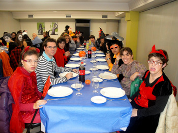 Panorámica de una de las mesas de la cena de Halloween.