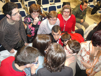 El grupo amarillo debate sobre las identidades y los extraños antes de apostar.