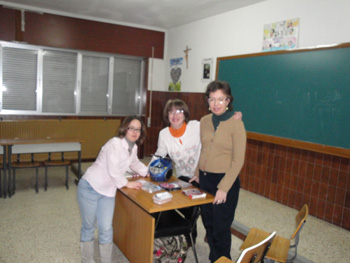 Las organizadoras del juego de adivinar músicas esperando a sus jugadores.