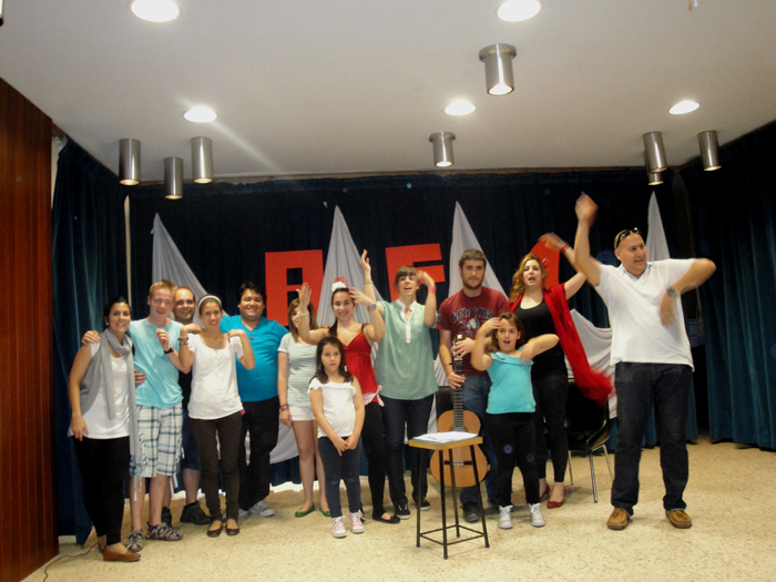 Foto de familia de los Artistas, amigos, voluntarios, colaboradores, promesas del arte... UN OLE PARA TODOS ELLOS.