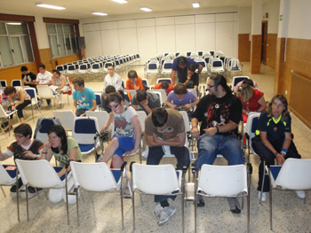 Panorámica de los participantes en el bingo.