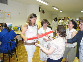 Gozo recibe un obsequio de manos de los artistas del taller.