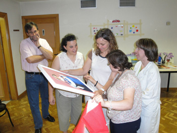 Gozo Marino contempla el cuadro con el que los jóvenes artistas le han querido obsequiar.