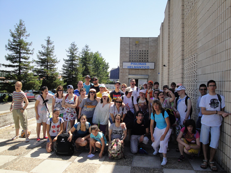 Foto de grupo junto a la puerta de entrada a la Piscina del Helmántico.