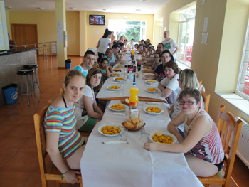 Imagen de la mesa de la comida vista desde la derecha.