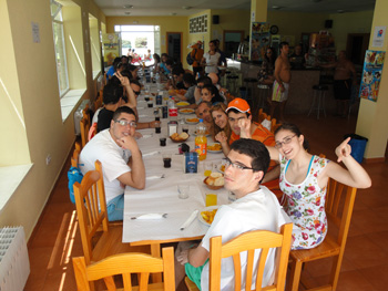 Imagen de la mesa de la comida del grupo desde la parte izquierda.