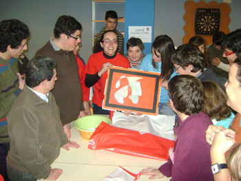 Elsa, de Altair, enseña el cuadro-regalo de los jóvenes de AVIVA para la Asociación.