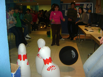 Momento del juego de los bolos gigantes.