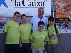 Los jóvenes más aficionados al Madrid quisieron hacerse una foto con Del bosque.