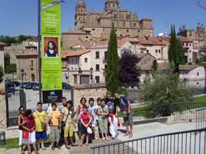 Grupo antes de la visita a la exposición "El retrato en el arte contemporáneo" en la sala de exposiciones de Santa Domingo