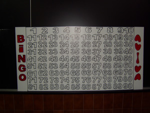 Panel de seguimiento con los números del bingo