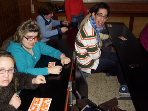 Participantes a la espera de comenzar un nuevo bingo