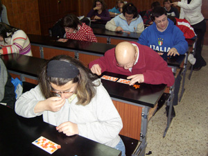 Participantes buscando sus números mágicos en los cartones.