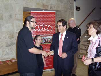 Llegada de D. Bernabé y saludo a l@s azafat@s de la Asociación AVIVA.