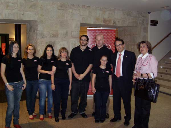 D. Bernabé Tierno junto al equipo de azafatas de AVIVA.