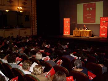 Comienzo de la conferencia, con la platea y palcos llenos.