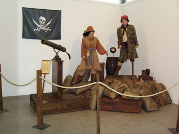 Figuras representativas de la exposición que nos dan una idea de como vestían los piratas antiguamente.