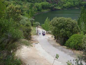 Momento del recorrido y grupo de senderistas al fondo