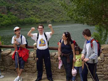 Alegría de algunos senderistas por llegar al final del recorrido.