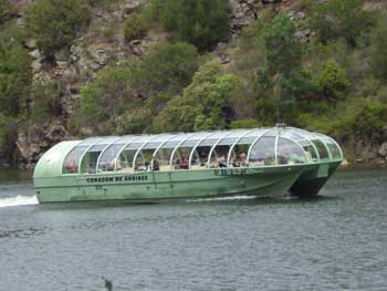 Llega del barco al embarcadero en la playa del Rostro.