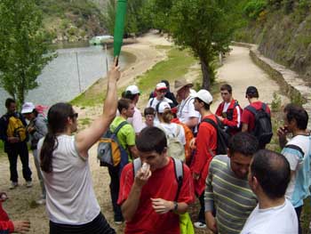 Momento de la división de grupos para la actividad de educación ambiental.