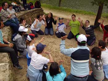 Momento de "fotos finiss" en la carrera de caballos.