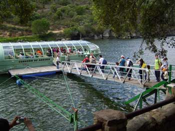 Senderistas de AVIVA por la pasarela del barco.