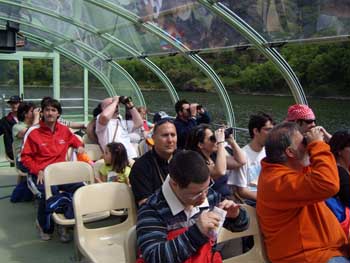 Momento del trayecto en barco donde nos enseñan un nido de buitre.