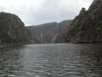 Vista de la Presa de Aldeadavila desde el barco.