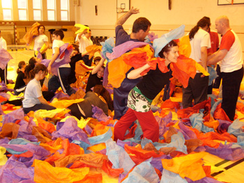 Explosión de color con todos los participantes en la danza.