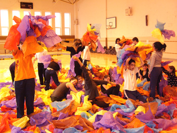 Momento de la danza de color con la interpretación de todos los alumnos.