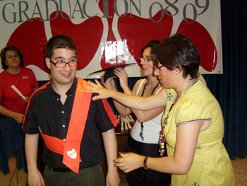 Un joven de AVIVA tras la imposición de la banda, esperando a ponerse el birrete.