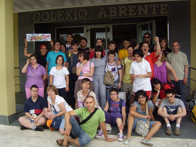 Foto de los aspirantes y sus tutores a la puerta del colegio Abrente.