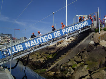 Los jóvenes en el acceso al puerto deportivo de Portonovo para tomar los barcos.