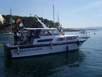 Uno de los barcos que transportando a los artistas.