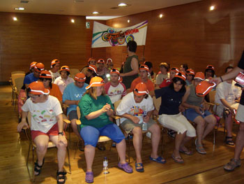 Los jóvenes en el salón de recepciones del Concello de Sanxenxo.