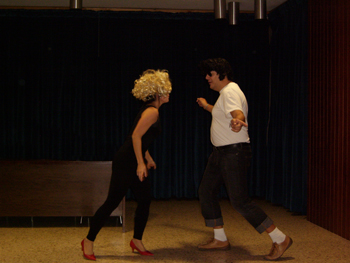 Momento de la actuación en la parodia de Danny y Sandy bailando