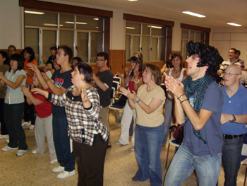 Los jóvenes de AVIVA bailan con la actuación.