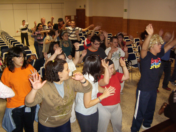  Los jóvenes del taller de teatro bailan o corean a Danny y Sandy para que vuelvan otro día.