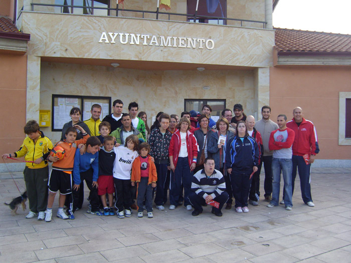 Foto de grupo a la puerta del Ayuntamiento del pueblo de Monterrubio.