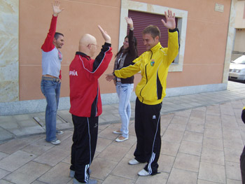 Algunos de los jóvenes en un momento del juego el espejo.