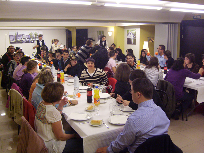 Foto panorámica de los participantes antes de comenzar a cenar.