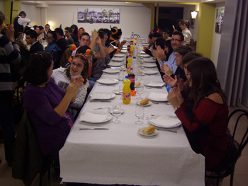 Foto de los participantes antes de cenar.