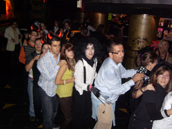 Las criaturas de unen en fila para invitar a los padres a bailar.