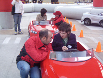 Varios de los jóvenes participantes reciben instrucciones sobre la conducción.