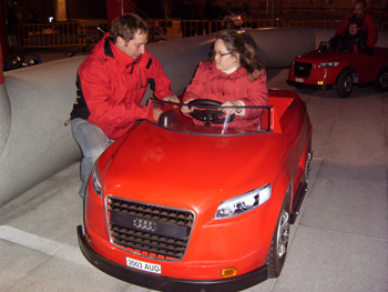 Una las jóvenes recibe las instrucciones de uno de los monitores de Audi.