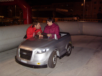 Una de las participantes recibe instrucciones de uno de los monitores de Audi.