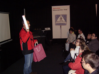 Momento de la entrega de regalos a la Asociación para que sigamos practicando en el club.