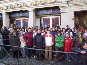 El grupo a la puerta del Nuevo Teatro Alcalá.